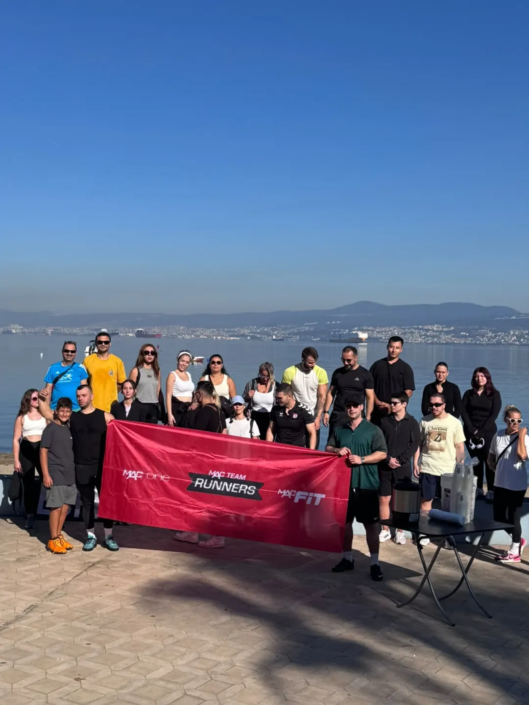 FIT Runners Club üyeleri deniz kenarında birlikte